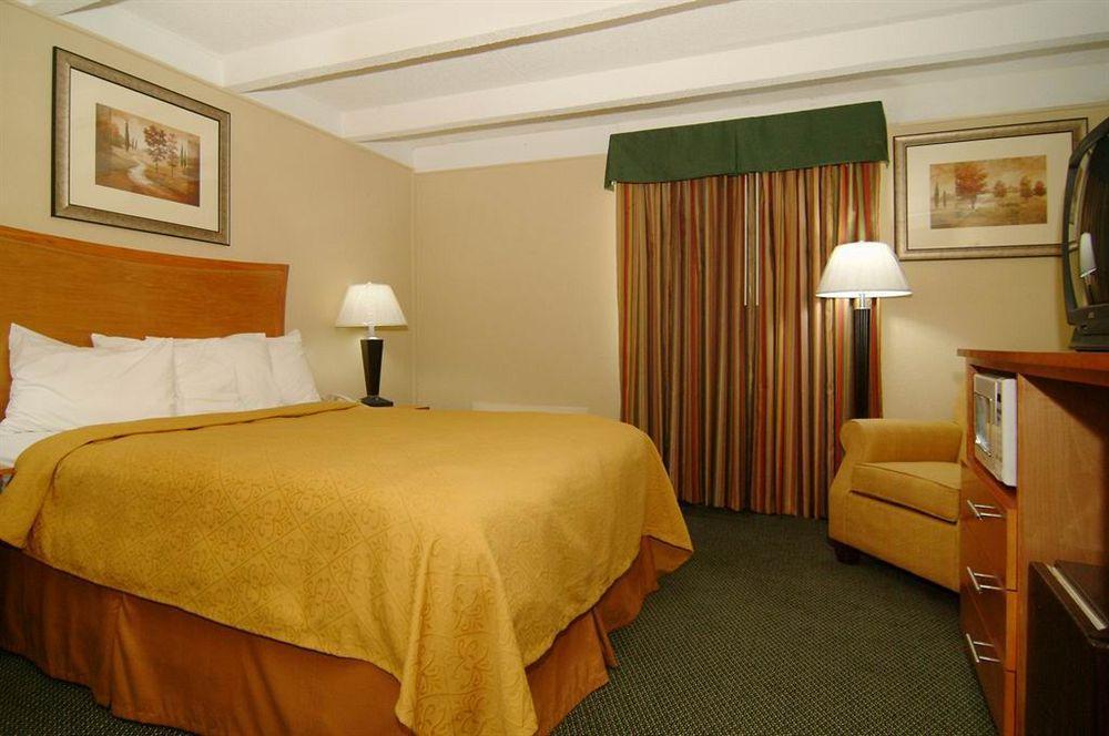 Quality Inn & Suites Near I-480 And I-29 Council Bluffs Exterior foto